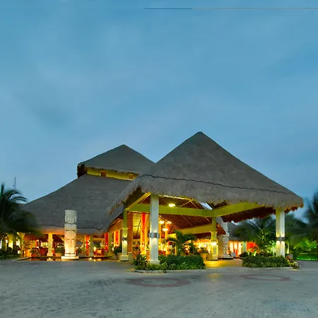 Grand Palladium Colonial Resort & Spa